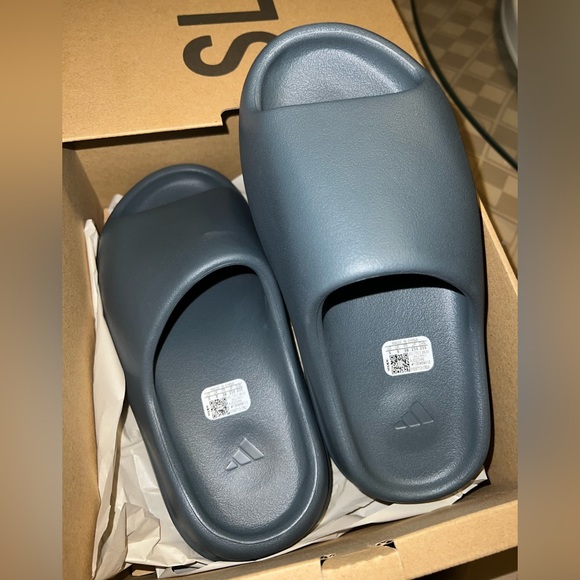 Yeezy Slides Slate Marine Sz 5M New!!! - Picture 5 of 7